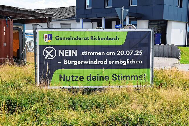 Aus eigener Initiative heraus hatten die Mitglieder des Gemeinderates mit großflächigen Transparenten für die Ablehnung des ...