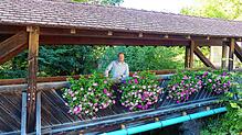 Ortsvorsteher Daniel Schliffke steht auf der malerischen Fußgängerbrücke über die Steina in der Dorfmitte von Untermettingen. Foto: ...