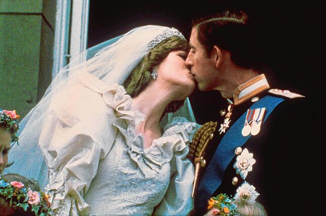 ... dann folgt der Hochzeitskuss des damaligen Traumpaares. Er geht am 29. Juli 1981 um die Welt. Hunderte Millionen verfolgen im ...