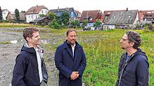 Mitarbeiter des Bauherrn Rhomberg Bau erläutern vor Ort Einzelheiten des geplanten großen Wohnprojekts in Heiligenberg: (von links) Urs ...