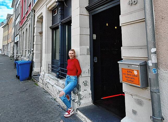 Sanja Krajinovic steht vor dem Eingang zu ihrer Green Bar. Auf der Tür ist der Hinweis vermerkt, dass es sich um eine Raucherbar handelt.