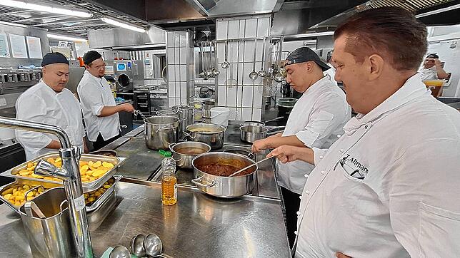 Küchenchef Thomas Altmann (rechts) ist zufrieden mit seinen Mitarbeitern aus Kirgisistan. Temirlan Zhursunov (von rechts), Aibek Osmonov ...