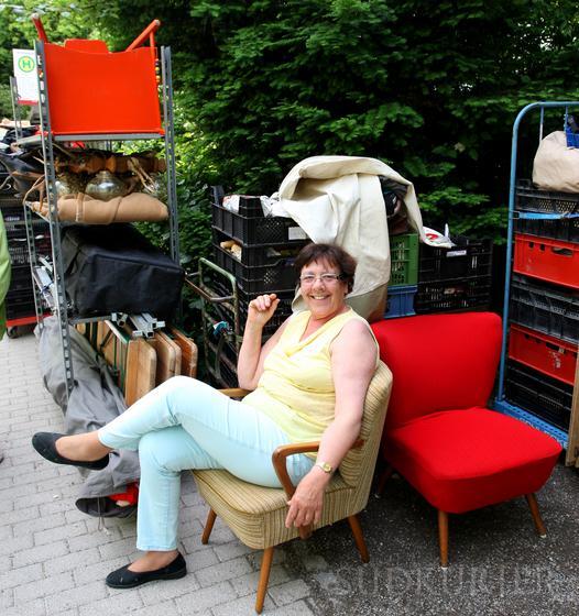 Ruhe vor dem Ansturm: Die Konstanzerin Ursula Weih wartete auf den Startschuss zum Standaufbau und machte es sich derweil auf der ...