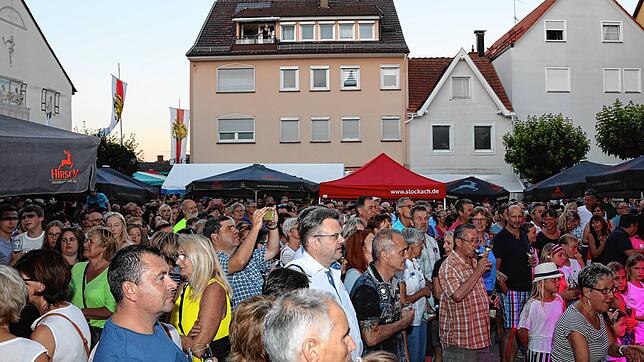 Solche Szenen wird es im kommenden Juni nicht geben: Beim Eröffnungsabend des Schweizer Feiertags 2019 war der Gustav-Hammer-Platz gut ...