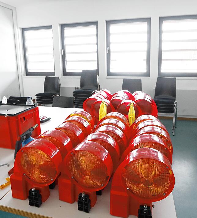 Alles ist gerichtet für den Ernstfall, auch die Akkus der Warnleuchten im Falle von Straßensperrungen sind aufgeladen.
