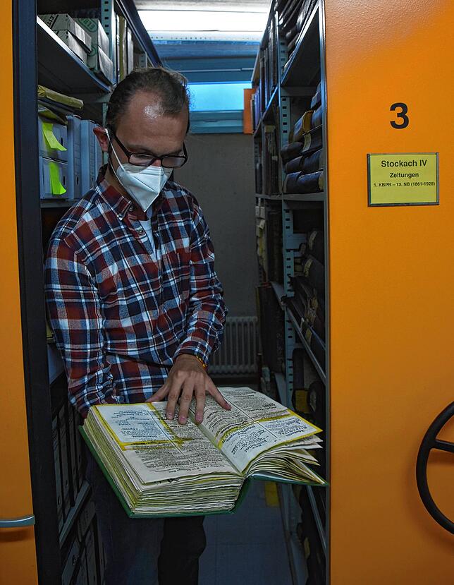 Bild 3: Zeitungsbände aus mehr als 200 Jahren: Eindrücke aus dem Stockacher Stadtarchiv