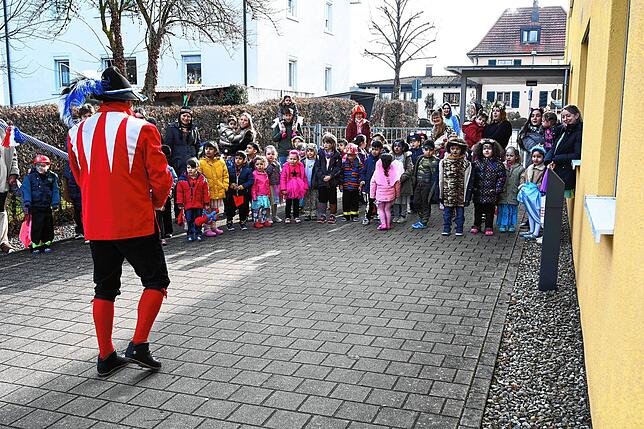 Auch die Schüler der Grundschule Unterlauchringen durften den Narren nur im Freien und nur auf Abstand begegnen. Links der Präsident des ...