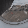 In einer der neu installierten Ampeln an der Ecke Kreuzstraße und Villinger Straße in Schwenningen spiegelt sich der Kreuzungsverkehr, ...