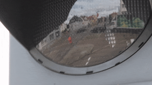 In einer der neu installierten Ampeln an der Ecke Kreuzstraße und Villinger Straße in Schwenningen spiegelt sich der Kreuzungsverkehr, ...
