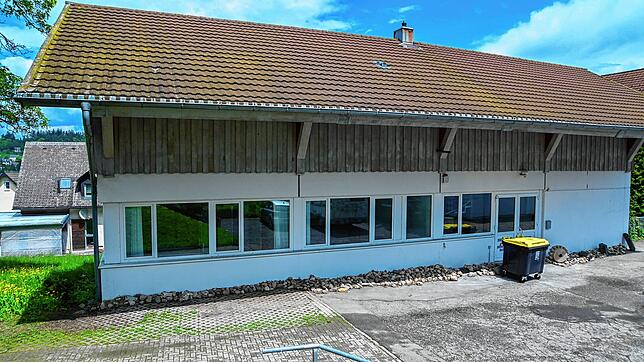 Das ist die Unterkunft in der Schramberger Straße, die eigens zur Unterkunft umgebaut wurde.