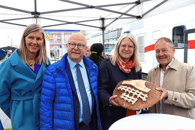 Der SPD-Landtagsabgeordnete Hans-Peter Storz (von rechts) überreicht den Bahn-Vertretern Clarissa Freundorfer und Michael Theurer im ...