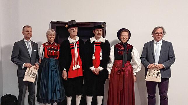 Trachtenvereinigung Alt Waldshut beim Neujahrsempfang im Regierungspräsidium Freiburg (von links): Landrat Christian Ante, Jenny Wieser, ...