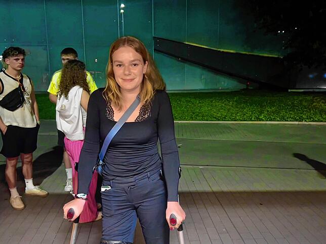 Ist besonders auf die Achtsamkeit der anderen Festivalgäste angewiesen: Jule Peerenboom hat sich am Fuß verletzt und will trotzdem feiern.