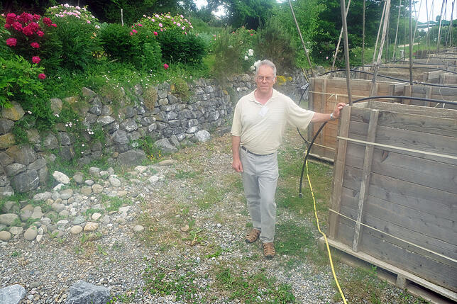 Lichtwurzelexperte Matthias Busl auf der ohne Genehmigung angelegten Terrasse für die Kulturkästen und der Natursteinmauer, in der sich ...