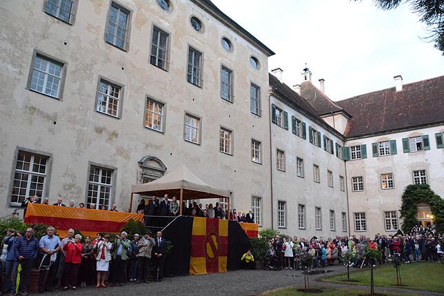 Gelb-Rot-Gelb ist Schloss Salem beim Großen Zapfenstreich zu Ehren von Max Markgraf von Baden geschmückt. Rund 200 Salemer verfolgen das ...