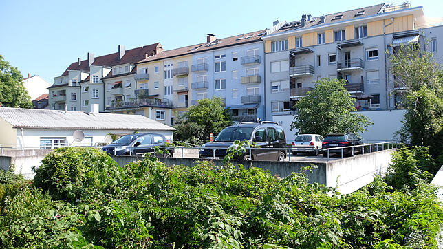 Der Wert der Grundstücke, auf denen die Mehrfamilienhäuser in der Scheffelstraße (Häuserzeile im Bild) stehen, könnte steigen. Die Stadt ...