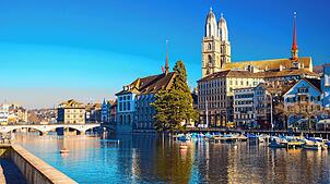 Die Altstadt von Zürich mit dem Grossmünster, einem Wahrzeichen der Stadt.