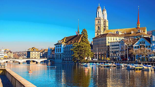 Die Altstadt von Zürich mit dem Grossmünster, einem Wahrzeichen der Stadt.