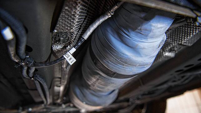 Unser Symbolbild zeigt einen nachgerüsteten Katalysator am Unterboden eines umgerüsteten Opel Astra. Immer häufiger werden Katalysatoren ...
