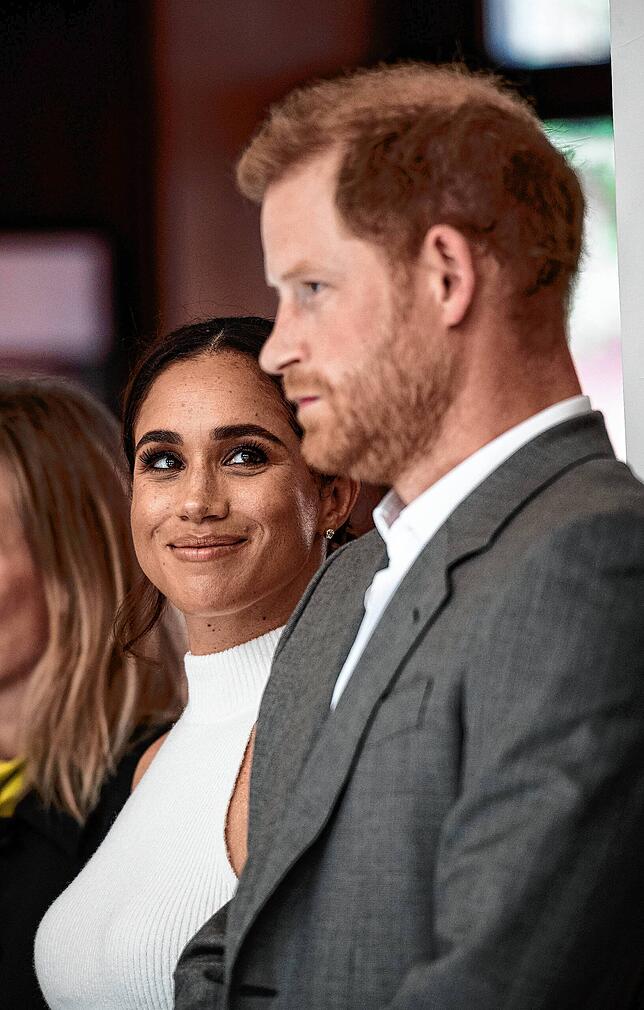 Stolzer Blick für ihren Harry: Meghan strahlt ihren Ehemann im Düsseldorfer Rathaus an.