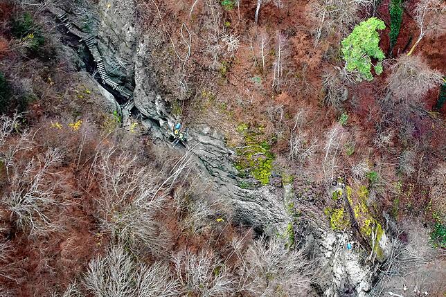 In der Marienschlucht gehen die Bohrungen für die Ankerplatten der künftigen Steganlage voran. Der Schnee, der inzwischen kam, bremst ...