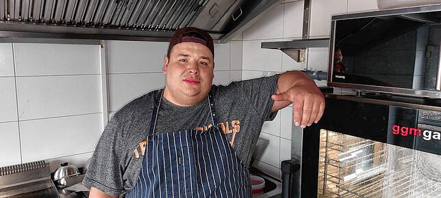 Patrick Kocsics, bekannt für seine Burger-Kreationen, in der Küche der Terrasse.