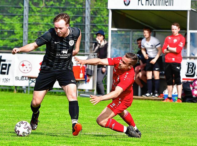 Einsatz fraglich: Nick Schupp (links, gegen Jestettens Martin Rangnau) hat sich verletzt und Trainer Thomas Halmer (hinten, rechts) weiß ...