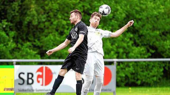 Ferdinand Schmid (rechts) vom FC Tannheim gewinnt das Kopfballduell gegen Pfohrens Gabriel Feucht. Mit einem 3:1-Sieg gegen den FC ...