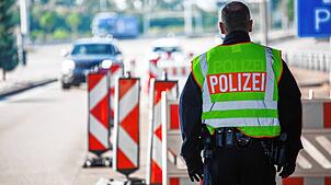 Ein Beamter der Bundespolizei steht am Autobahn-Grenzübergang Weil am Rhein (Symbolbild). Erneut wurde ein per Haftbefehl Gesuchter ...