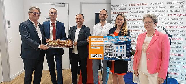 Manne Lucha, Gerd Will, Manuel Mauch, Florian Offner, Claudia Wiese und Barbara Bosch (von links) bei der symbolischen Schlüsselübergabe.