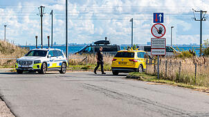 Fahrzeuge der dänischen Polizei und des dänischen Sicherheits- und Nachrichtendienstes (PET) stehen am Flughafen Kopenhagen, nachdem am ...