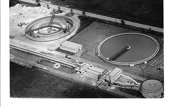1968: Die biologische Reinigungsstufe geht in den Betrieb und läutet ein neues Zeitalter ein. Seitdem kann Abwasser geklärt werden, und ...