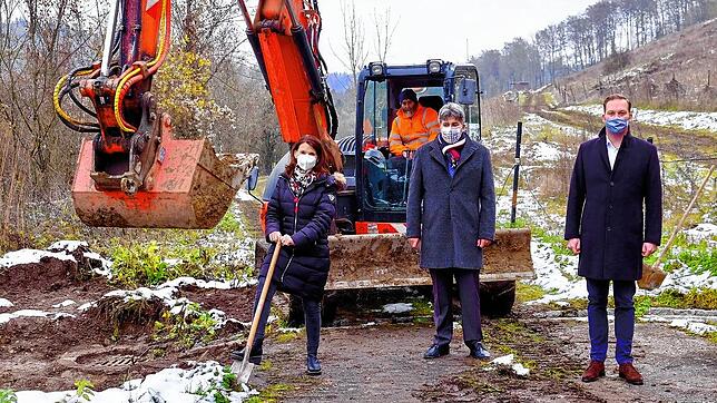 Spatenstich auf der ehemaligen Tiengener Kreismülldeponie in der Berghausstraße: Rita Schwarzelühr-Sutter (von links, ...