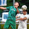 Kopfball-Duell: Der Erzinger Patrick Merz (rechts) klärt gerade noch gegen einen Spieler der Spvgg. Untermünstertal. Am Ende musste der ...