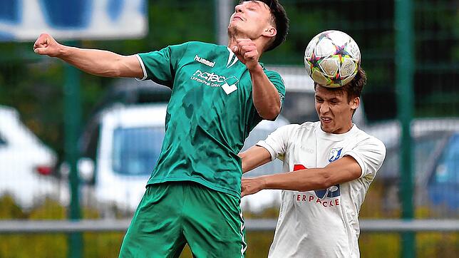 Kopfball-Duell: Der Erzinger Patrick Merz (rechts) klärt gerade noch gegen einen Spieler der Spvgg. Untermünstertal. Am Ende musste der ...