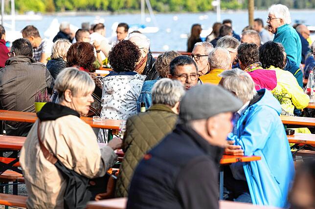 Bild 4: Ausgelassene Stimmung beim Radolfzeller Weinfest "Weinwiese" am Konzertsegel