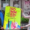Ein Stück Normalität zurückholen: Kulturamtsleiter Andreas Dobmeier und Lisa Schöneck (Stadtmarketing) präsentieren ein Plakat der Aktion.