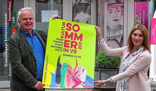 Ein Stück Normalität zurückholen: Kulturamtsleiter Andreas Dobmeier und Lisa Schöneck (Stadtmarketing) präsentieren ein Plakat der Aktion.