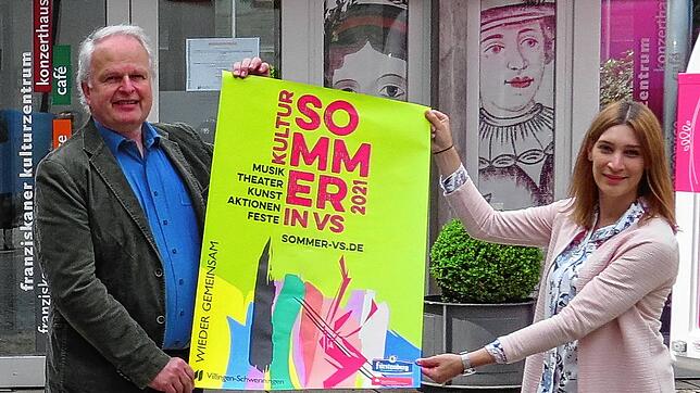Ein Stück Normalität zurückholen: Kulturamtsleiter Andreas Dobmeier und Lisa Schöneck (Stadtmarketing) präsentieren ein Plakat der Aktion.
