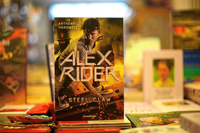 &bdquo;Alex Rider &ndash; Steel Claw&ldquo; von Anthony Horowitz, erschienen bei Ravensburger für 9,99 Euro. In Band 10 der ...