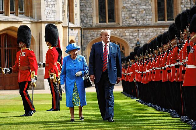 Donald Trump (r), Präsident der USA, und die britische Königin Elizabeth II schreiten die Ehrengarde ab. Im vergangenen Juli war Trump ...