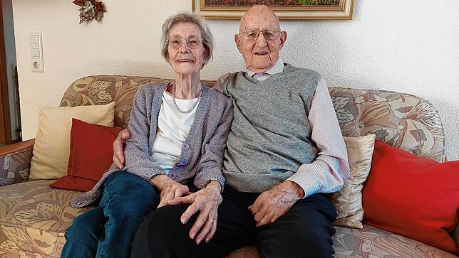 Zum besonderen Hochzeitstag kommt Stadtrat Roger Tscheulin und gratuliert. Das Ehepaar möchte mit alkoholfreiem Sekt auf die lange ...