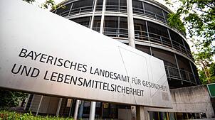 Vor dem Gebäude des bayerischen Landesamtes für Gesundheit und Lebensmittelsicherheit steht ein Schild mit dem Schriftzug des ...