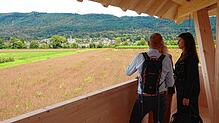 Blick von der Aussichtsplattform in Sisseln. Im Hintergrund Obersäckingen mit der Kirche St. Martin.