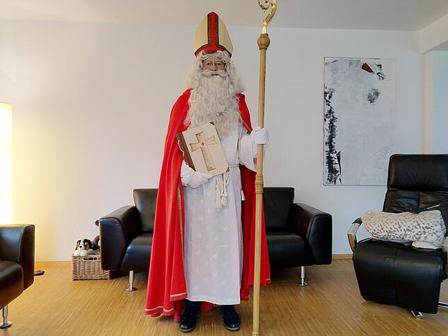 In voller Montur: Berthold Erich Schwarz in seinem Wohnzimmer. Seit über 40 Jahren ist der 69-Jährige in der Vorweihnachtszeit als ...