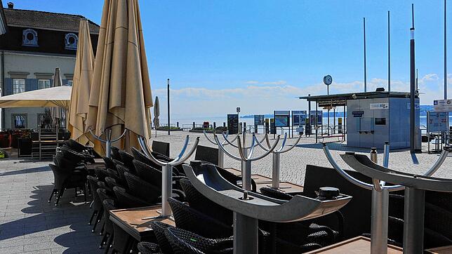 Ostersonntag, 13.36 Uhr, Überlinger Landungsplatz. Die längste und für so manchen schönste Seepromenade am Bodensee ist gesperrt. Die ...