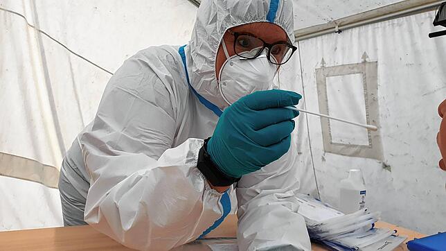 Bis zu 36 Abklärungen auf das neuartige Coronavirus finden derzeit pro Tag auf dem Gelände des Gesundheitscampus in Bad Säckingen statt. ...