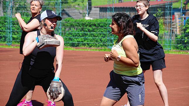 TôsoX ist ein neues Sportangebot beim TSV Wald und verbindet Fitness mit Elementen aus dem Kampfsport. Trainierin ist Natalie Wanke ...