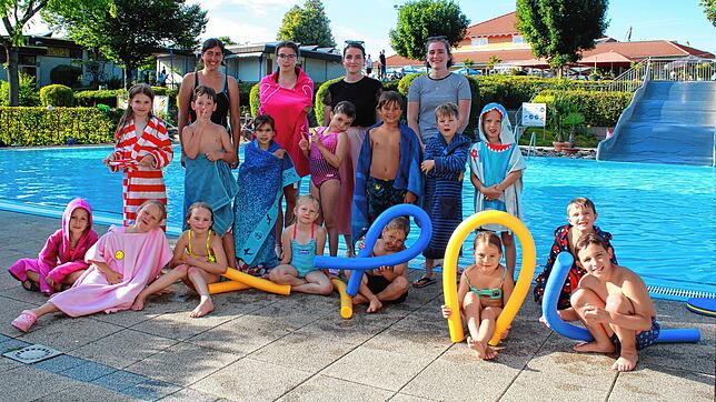 Die Trainerinnen Laura Koch, Ann-Kathrin Krämer, Sarah Ledergerber und Rosa Wiggenhauser (von links) mit Kindern des diesjährigen ...
