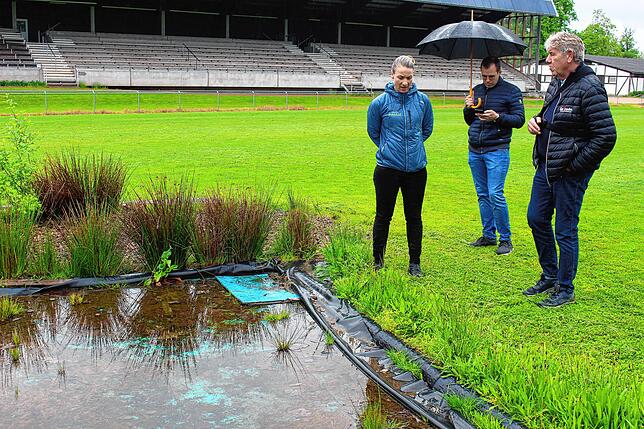 Was wird aus dem Wassergraben? Ulrike Steeb (von links) von der GB Events GmbH, Tourismusamt-Chef Andreas Haller und Parcoursbauers ...